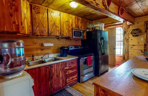 Stringtown Cabina | Stone cabin with a pond & water access - firepit, dog-friendly
