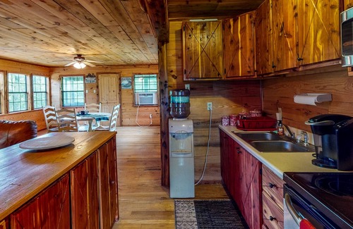 Stringtown Cabina | Stone cabin with a pond & water access - firepit, dog-friendly