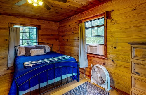 Stringtown Cabina | Stone cabin with a pond & water access - firepit, dog-friendly