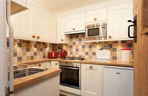 Staveley Cabaña | STONE COTTAGE AT STAVELEY, pet friendly, with open fire in Windermere