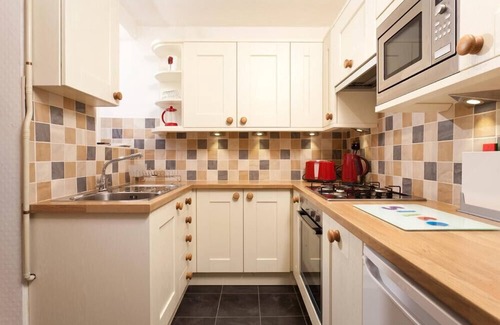 Staveley Cabaña | STONE COTTAGE AT STAVELEY, pet friendly, with open fire in Windermere
