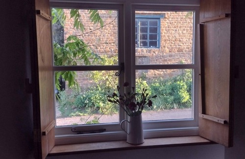 Banbury Cabaña | Stone cottage with garden and summer house on Cotswolds border