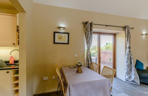 Bromlow Casa | Stone Cottage