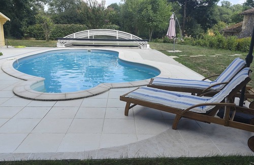 Cezan Casa | casa de piedra en una casa de campo con piscina, muchas actividades en las inmediaciones
