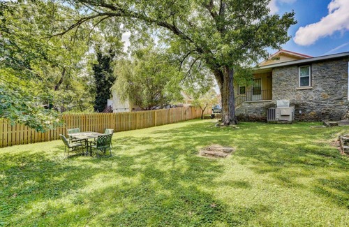 Fayetteville Casa | Stone Cottage near the downtown square of Fayetteville TN