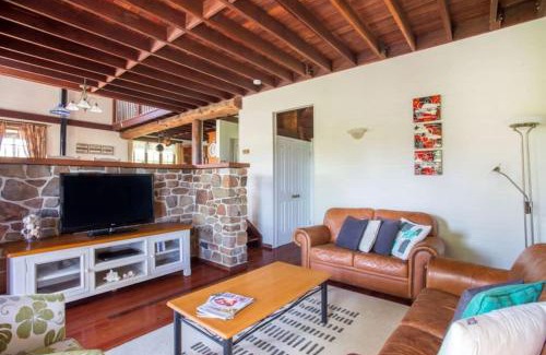 Woodstock Casa | Stone Cottage - vineyard estate w. fireplace