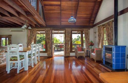 Woodstock Casa | Stone Cottage - vineyard estate w. fireplace