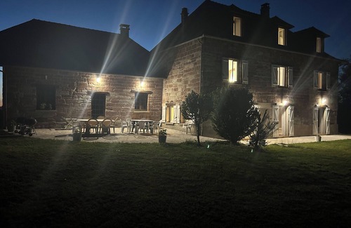 Saint-Aulaire Casa | Stone country house overlooking the valley, set in 3000 m2 of land