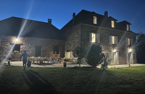 Saint-Aulaire Casa | Stone country house overlooking the valley, set in 3000 m2 of land
