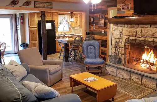 Sabinsville Cabina | Vista de Mountain Ridge, 2 arroyos, 10 acres, patio enorme, privado, Blair Creek Cabin.