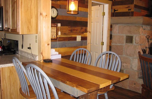 Sabinsville Cabina | Vista de Mountain Ridge, 2 arroyos, 10 acres, patio enorme, privado, Blair Creek Cabin.