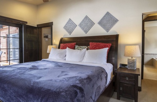 Tamarack Cabaña | Chimenea de piedra | Jacuzzi privado | Vistas a la montaña y acceso a las pistas de esquí