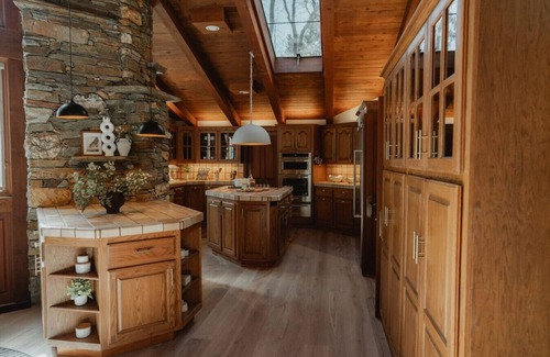 Mariposa Apartamento | Stone House by CasaOso, HotTub