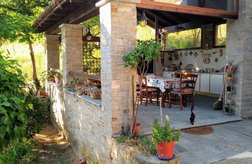 Melazzo Cabaña | casa de piedra rodeada por la naturaleza para unas vacaciones con la familia