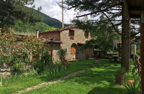 Loro Ciuffenna Casa | CASA DE PIEDRA EN EL CORAZÓN DE TOSCANA CON GRAN JARDÍN Y PISCINA