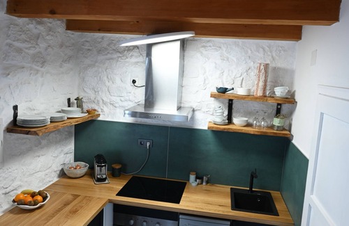 Hvar Casa | Casa de piedra restaurada, wifi, terraza, vista única al mar, rutas de senderismo, descanso.