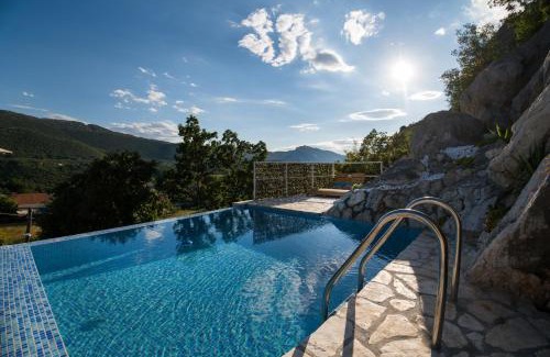 Omis Casa | Stone House Marin