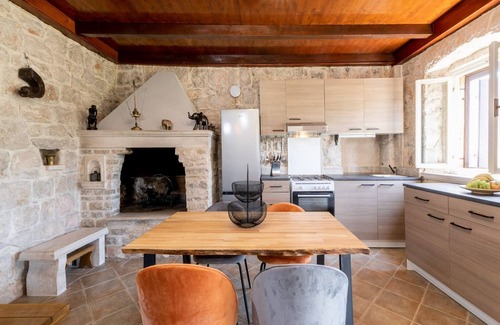 Smokvica Casa | Stone House Prapatna-Two Bedroom Holiday Home with Swimming Pool