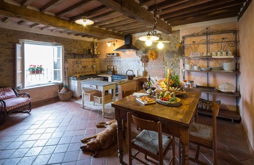 Boveglio Casa | Casa de piedra con 4 habitaciones dobles y cocina con chimenea.