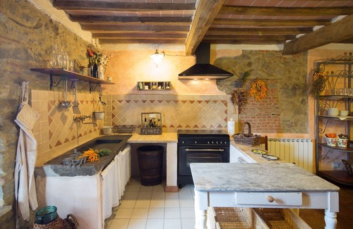 Boveglio Casa | Casa de piedra con 4 habitaciones dobles y cocina con chimenea.