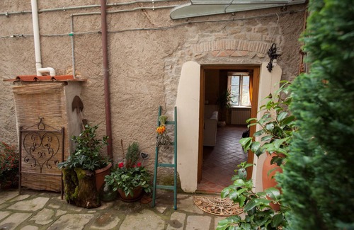 Boveglio Casa | Casa de piedra con 4 habitaciones dobles y cocina con chimenea.
