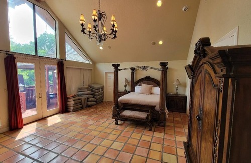 Clifton Cabina | Stone House with patio, hot tub-less than 50 yards to the water.