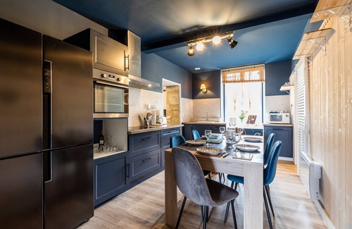 Vertheuil Villa | Casa de piedra con piscina