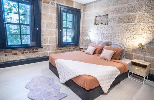 Pyrmont Casa | Stone house with pool table
