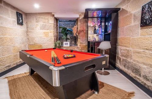 Pyrmont Casa | Stone house with pool table