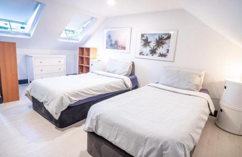 Pyrmont Casa | Stone house with pool table