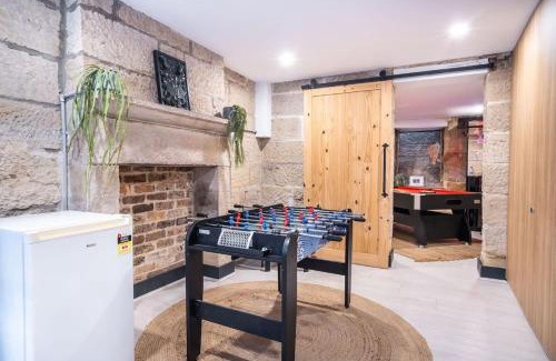 Pyrmont Casa | Stone house with pool table