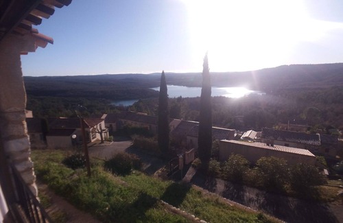 Montpezat Casa | Casa de piedra con terraza y jardín frente al lago.
