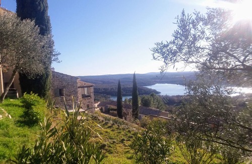 Montpezat Casa | Casa de piedra con terraza y jardín frente al lago.