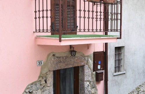 Adrara San Rocco Casa | Casa de piedra "nido de roca" en las colinas, cerca del lago Iseo por 4 prs.