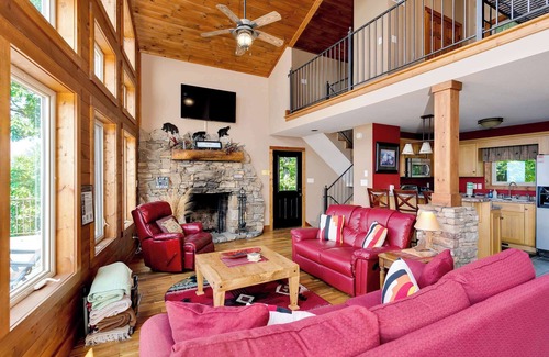 Trenton Cabina | Stone Ledge Refuge with Hot Tub Views