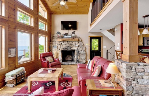 Trenton Cabina | Stone Ledge Refuge with Hot Tub Views