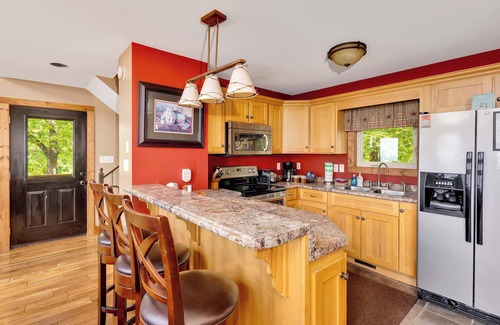 Trenton Cabina | Stone Ledge Refuge with Hot Tub Views