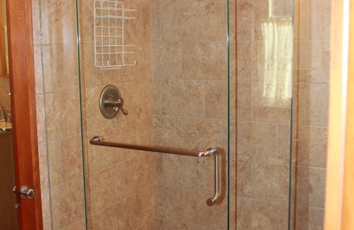 Fayetteville Cabina | Stone Lodge el 25 ac., 1 mi. del centro de Fayetteville, 2 millas. desde el puente de NRG