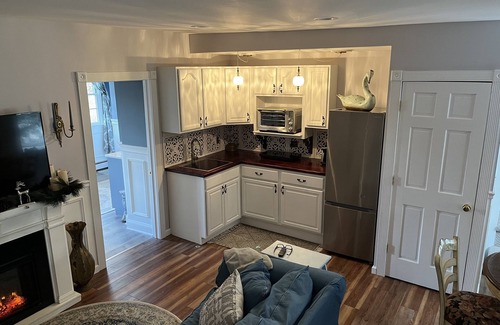 Finesville Casa | Stone Manor Estate offers full house or for a party of2 we can offer Paris Suite