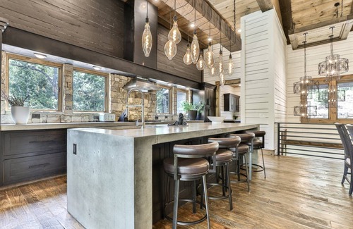 Cashes Valley Cabina | Stone Pool Lodge | Blue Ridge, GA