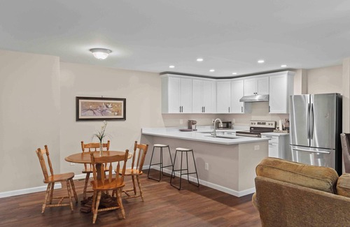 Highlands Hills Casa | Stone's Throw by Mirror Lake