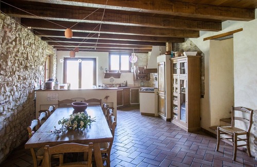 Genga Villa | villa de piedra con piscina privada, rodeada del parque de Frasassi.