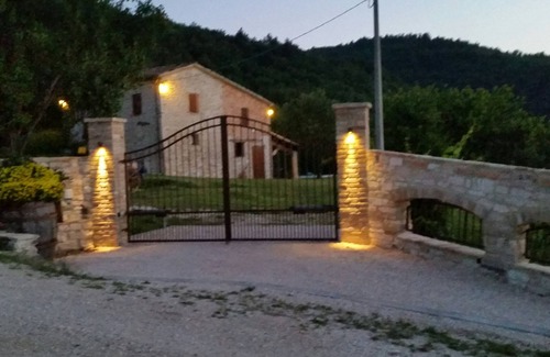 Genga Villa | villa de piedra con piscina privada, rodeada del parque de Frasassi.
