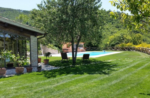 Genga Villa | villa de piedra con piscina privada, rodeada del parque de Frasassi.