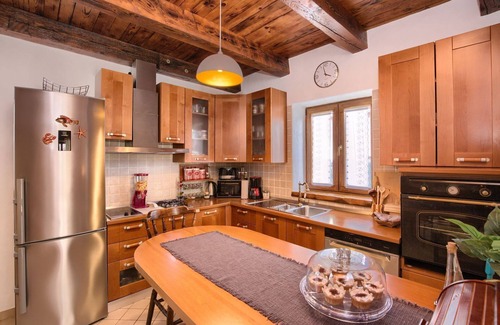 Cabrunici Casa | Chalet de piedra con piscina privada, futbolín, WiFi