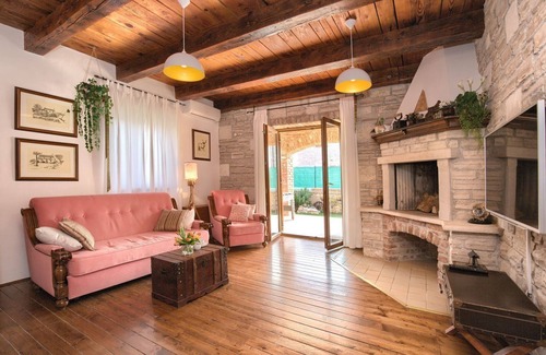 Cabrunici Casa | Chalet de piedra con piscina privada, futbolín, WiFi