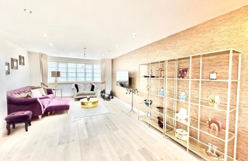 Edgware Casa | Stonegrove Luxury House London Free Off Street Parking And EVC Port