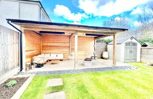 Edgware Casa | Stonegrove Luxury House London Free Off Street Parking And EVC Port