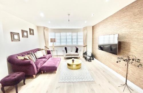 Edgware Casa | Stonegrove Luxury House London Free Off Street Parking And EVC Port