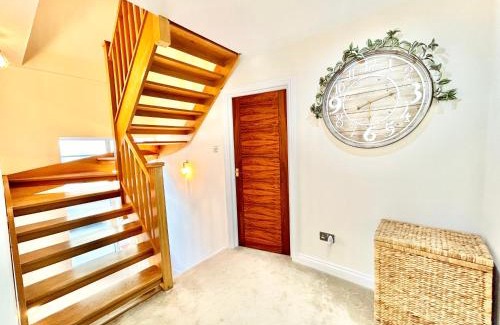 Edgware Casa | Stonegrove Luxury House London Free Off Street Parking And EVC Port